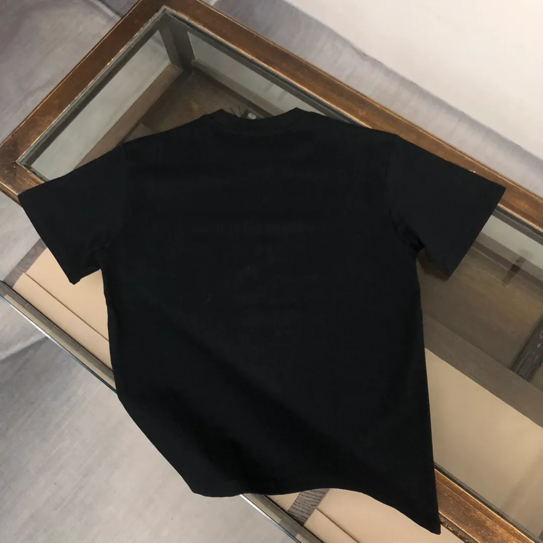 P180 Stone Island 2025 latest T-shirt, couple style ~ Original order, fashionable and casual short T-shirt, specially made of customized cotton fabric ~ Cotton T-shirt ~ Pre-washed to prevent deformation and shrinkage problem, more comfortable and breathable on the body ~ All available from stock ~ Unique design style, trendy must-have item, complete with three standards 👍 Color: black/white Size: S M L XL (larger version, please indicate your height and weight when placing an order)